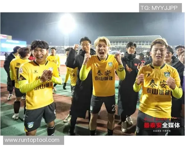 马赫雷斯和知名说唱歌手一同出镜，展示阿尔及利亚队新球衣